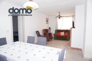 Xalet  Avenida alfaguara. Parecela con dos viviendas y un restaurante en rentabilidad