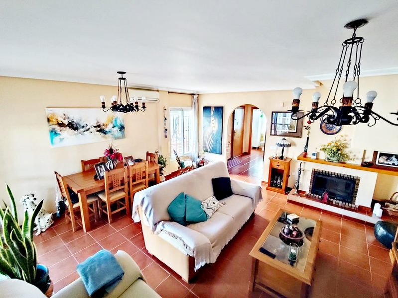 Foto 3e91363d-c8b0-4e24-b35b-54d54848730e. Casa aparellada amb xemeneia calefacció aparcament piscina a Cártama