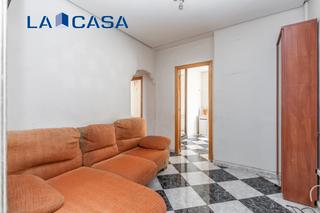 Pis  Calle aldea del fresno. Vivienda con gran potencial de reforma en calle aldea del fresno