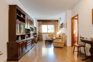 Etagenwohnung  Rambla de prim. Piso de cuatro habitaciones y dos baños