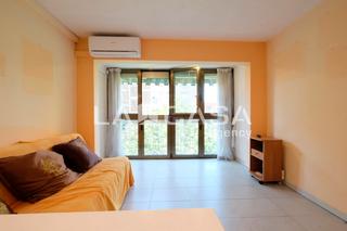 Pis a La Verneda - La Pau. Piso con mucha luz y ventilacin natural de 3 habitaciones doble