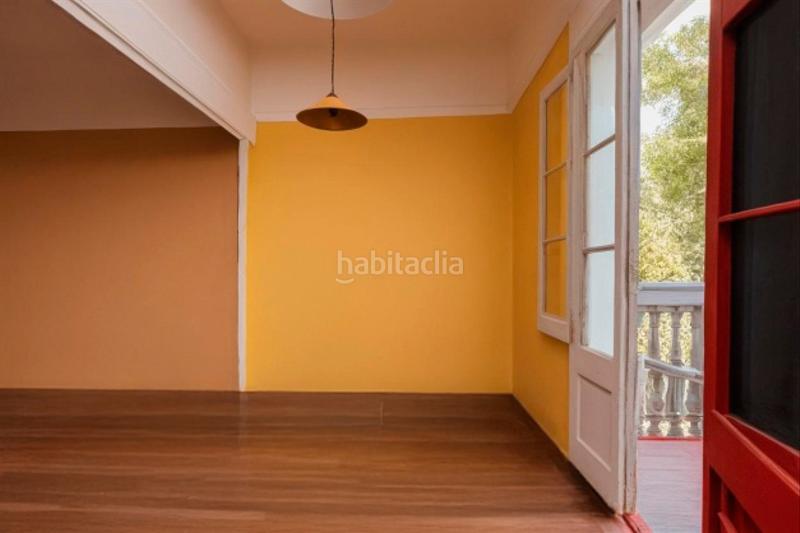 Foto 234018ae-f40f-403d-a3ee-0366e0ff561a. Piso vivienda luminosa con balcón en edificio de época gran potencial de reforma en Barcelona