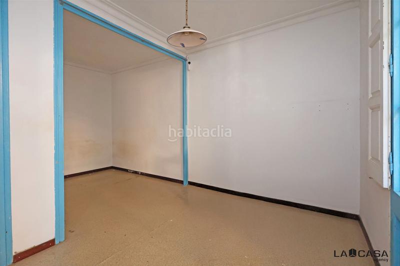 Foto 2e078326-e615-4da2-8c96-243a3ac6f7cf. Piso vivienda luminosa con balcón en edificio de época gran potencial de reforma en Barcelona