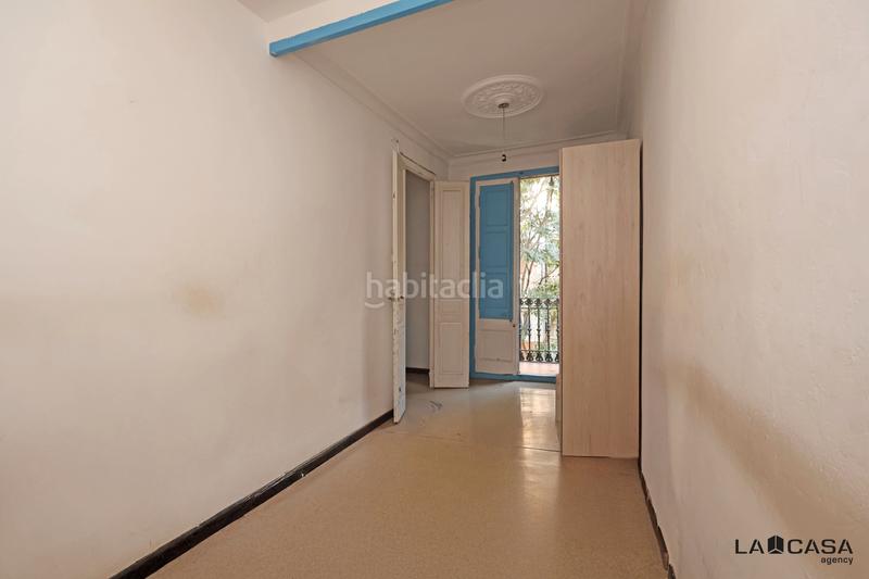 Foto 34f4cc53-2a90-48d7-9c96-ad57a980c328. Piso vivienda luminosa con balcón en edificio de época gran potencial de reforma en Barcelona
