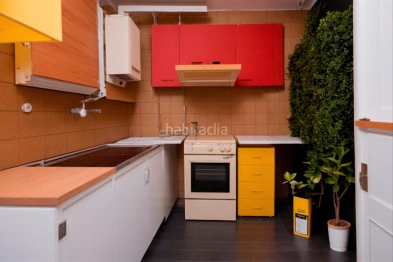 Foto 48b66824-b08d-4d1b-a461-2f3101bc2a71. Piso vivienda luminosa con balcón en edificio de época gran potencial de reforma en Barcelona