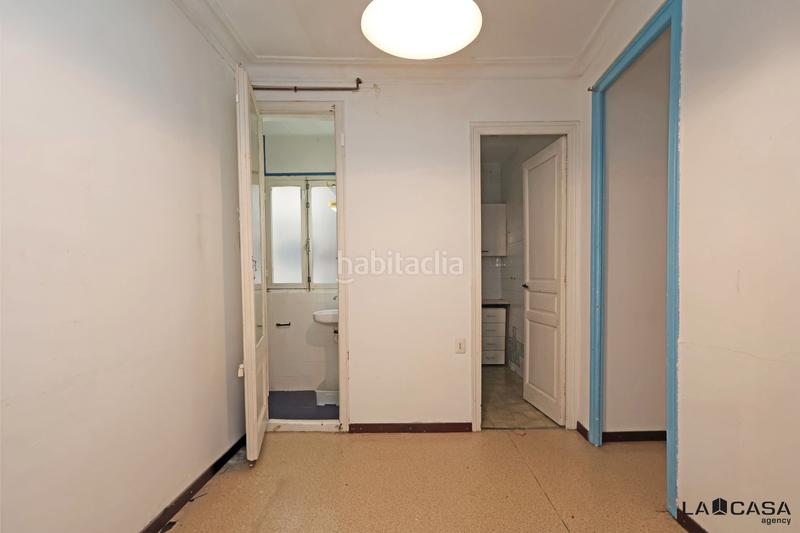Foto 5735dd2d-a458-43a8-9c11-65ecc15faa5f. Piso vivienda luminosa con balcón en edificio de época gran potencial de reforma en Barcelona