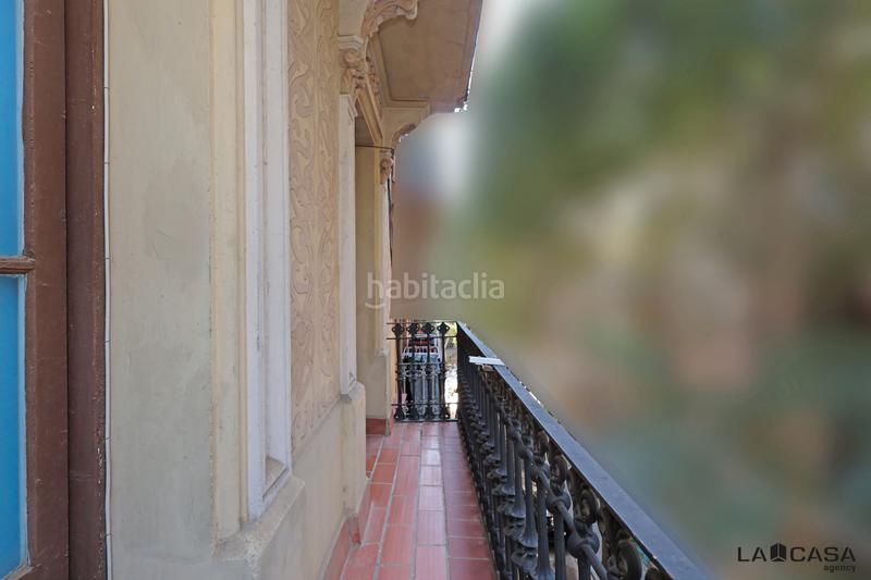 Foto 5d1c5f6f-6cdb-4447-aa55-a6bf28c1b0b6. Piso vivienda luminosa con balcón en edificio de época gran potencial de reforma en Barcelona