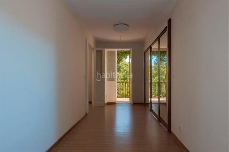 Foto 5ea09c52-cd4c-4895-8061-5c5471174381. Piso vivienda luminosa con balcón en edificio de época gran potencial de reforma en Barcelona