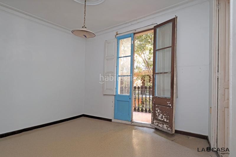 Foto 5fe9bdbf-f951-4ce9-9110-31fc1b86a39c. Piso vivienda luminosa con balcón en edificio de época gran potencial de reforma en Barcelona