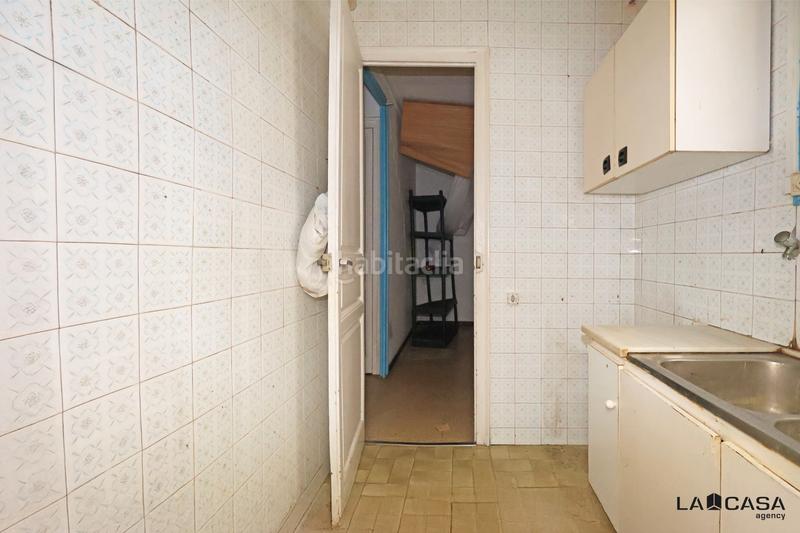 Foto 631e44b6-4cff-4f07-a879-29eebd6e7ea0. Piso vivienda luminosa con balcón en edificio de época gran potencial de reforma en Barcelona