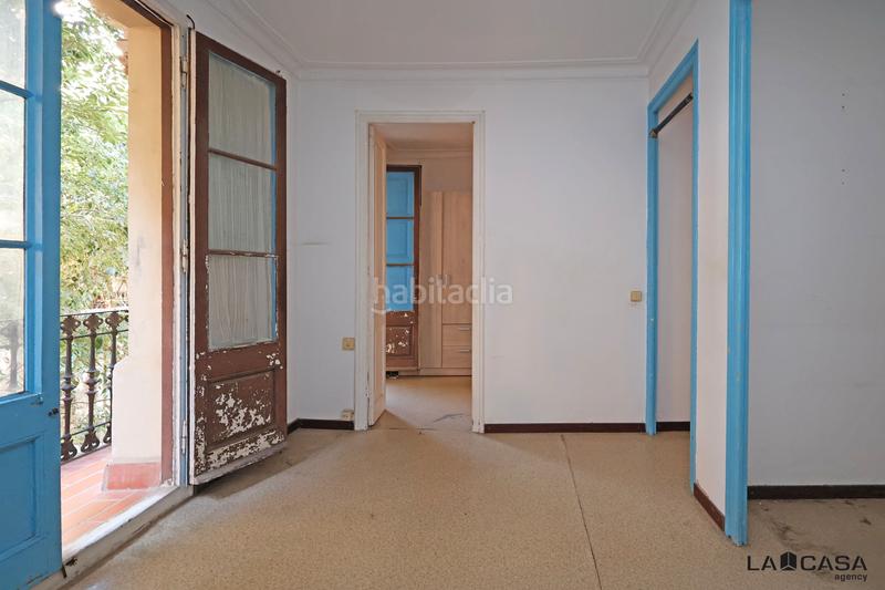 Foto 6ba28442-2021-42e4-9f89-b0b3b493c658. Piso vivienda luminosa con balcón en edificio de época gran potencial de reforma en Barcelona