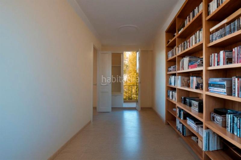 Foto 7218a6f6-23a3-4c4c-9d06-8155f6de9a08. Piso vivienda luminosa con balcón en edificio de época gran potencial de reforma en Barcelona