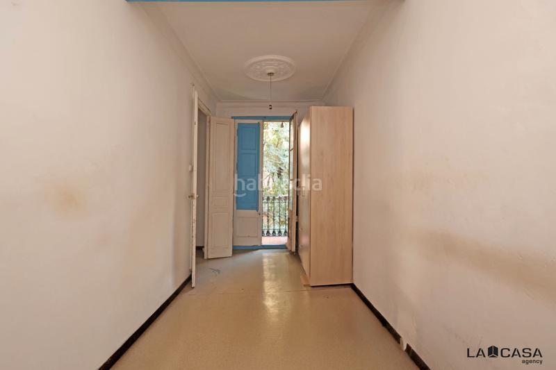 Foto 745d05bc-a6e1-4236-a648-64b1f96a079d. Piso vivienda luminosa con balcón en edificio de época gran potencial de reforma en Barcelona