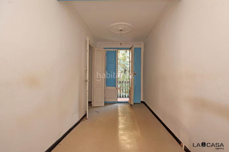 Foto 90191f1d-c681-4dba-a376-f7d79a909f59. Piso vivienda luminosa con balcón en edificio de época gran potencial de reforma en Barcelona