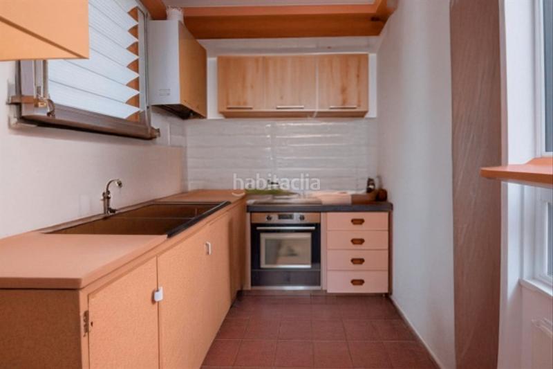 Foto a27dd6d0-859d-473e-bb47-acf726db62d8. Piso vivienda luminosa con balcón en edificio de época gran potencial de reforma en Barcelona