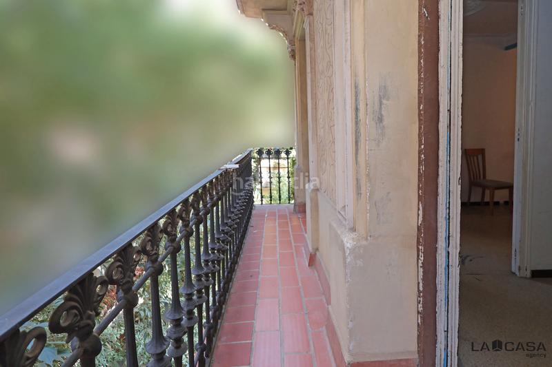 Foto a7a5d007-cde6-4195-8e49-bde8fcfb6467. Piso vivienda luminosa con balcón en edificio de época gran potencial de reforma en Barcelona