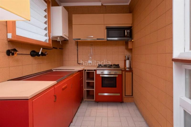Foto a7c10f4f-d0c0-4212-98fe-9c8125670aca. Piso vivienda luminosa con balcón en edificio de época gran potencial de reforma en Barcelona