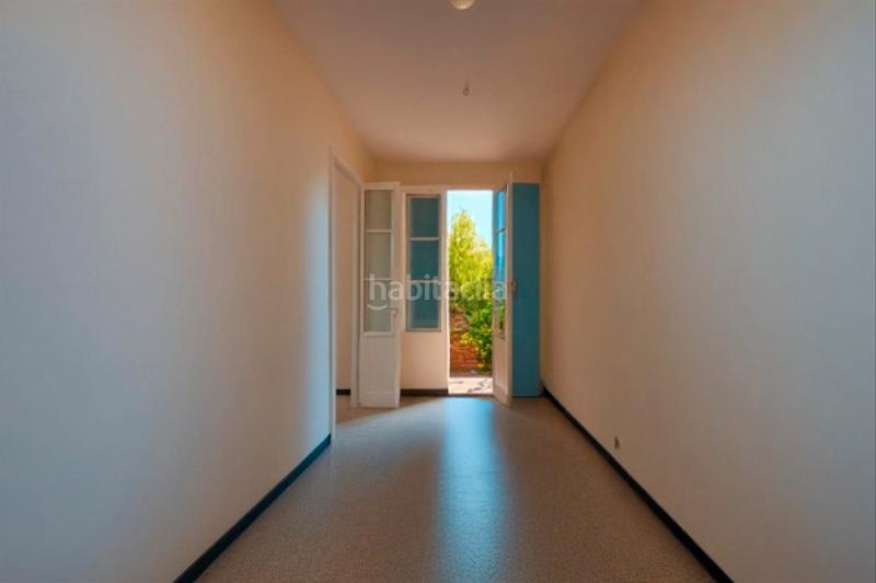 Foto aec67cf4-24a1-446a-9cfb-d6dae97ae171. Piso vivienda luminosa con balcón en edificio de época gran potencial de reforma en Barcelona
