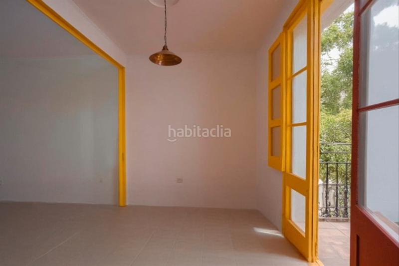 Foto b459e1b8-a7d8-400c-8c52-81b2ba6c3779. Piso vivienda luminosa con balcón en edificio de época gran potencial de reforma en Barcelona