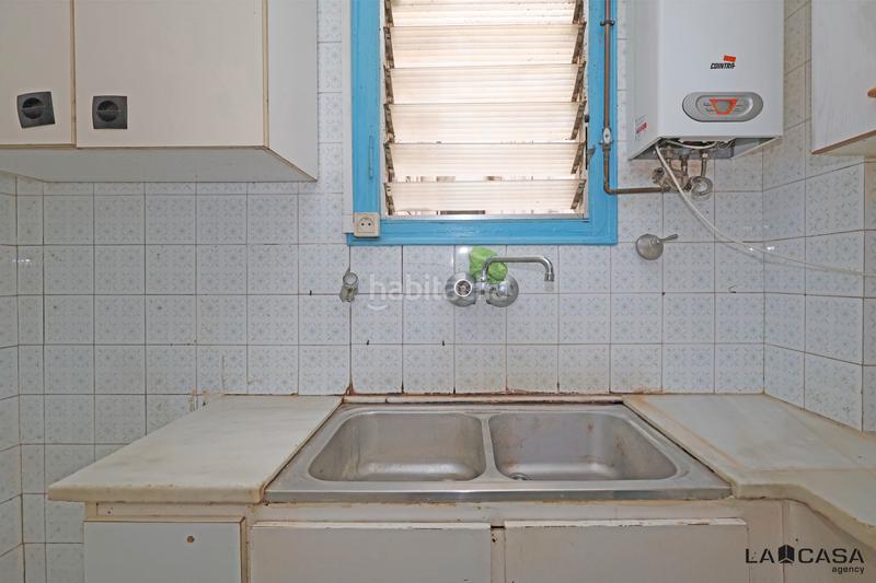 Foto b5b4d108-fee7-41d3-9a33-bd8100359692. Piso vivienda luminosa con balcón en edificio de época gran potencial de reforma en Barcelona