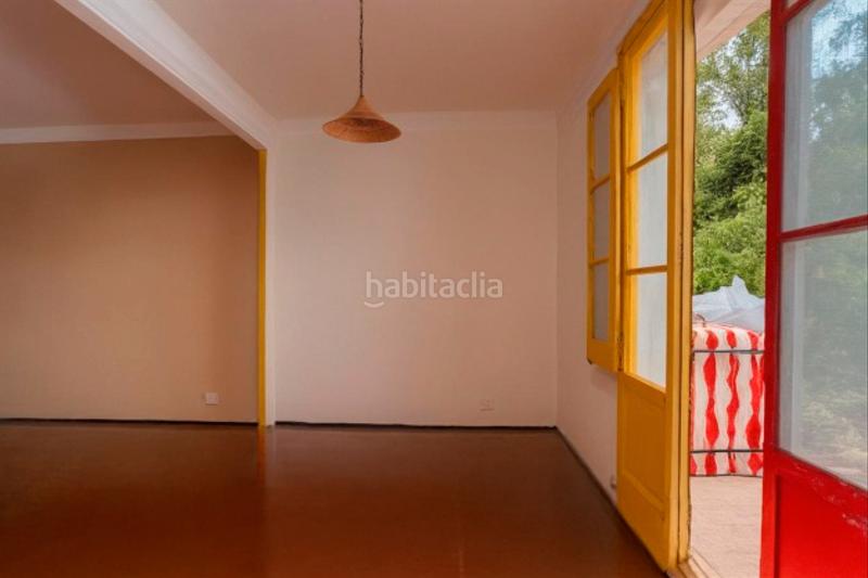 Foto bfd82395-9711-4ffb-8892-91fd48f59b42. Piso vivienda luminosa con balcón en edificio de época gran potencial de reforma en Barcelona