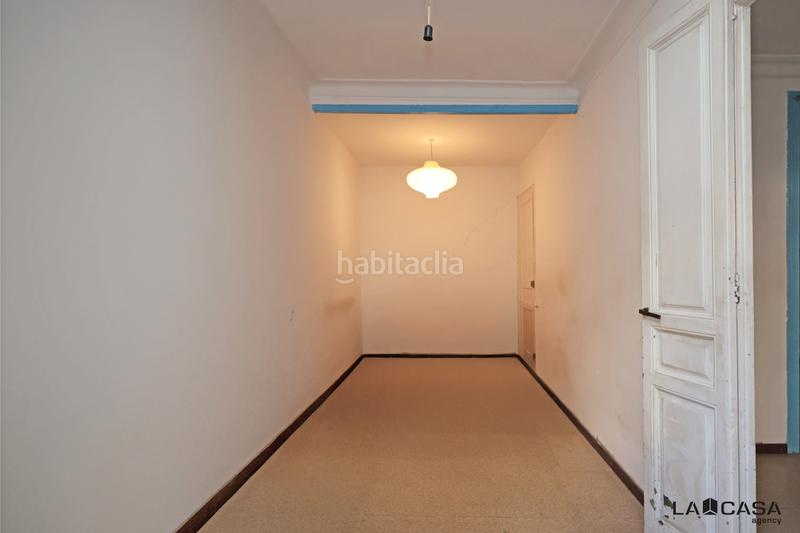 Foto ca144688-dd85-4ee7-a3c4-0829d32e5d5c. Piso vivienda luminosa con balcón en edificio de época gran potencial de reforma en Barcelona