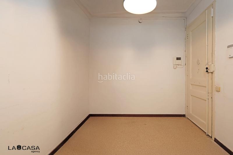Foto ce94f709-d376-43ac-a550-84bc54639cc0. Piso vivienda luminosa con balcón en edificio de época gran potencial de reforma en Barcelona