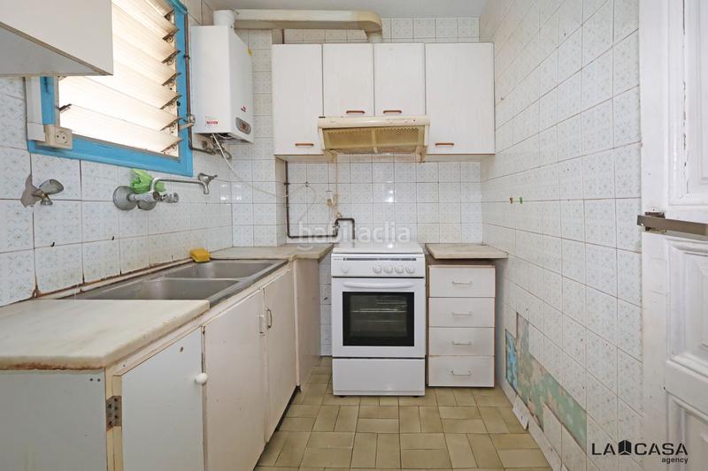 Foto d31c7bc1-e635-4846-be86-75b4ce98bc56. Piso vivienda luminosa con balcón en edificio de época gran potencial de reforma en Barcelona