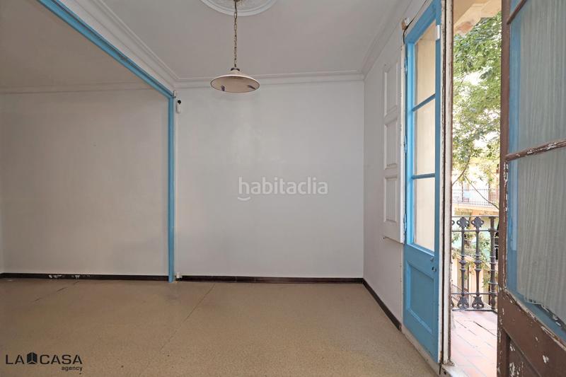 Foto dcb0ccd9-62eb-470e-9a90-b91b93ee1ce7. Piso vivienda luminosa con balcón en edificio de época gran potencial de reforma en Barcelona