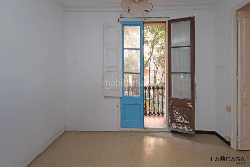 Foto dd63bd03-7e7a-4812-b6ee-541429c7389d. Piso vivienda luminosa con balcón en edificio de época gran potencial de reforma en Barcelona