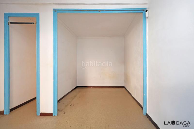 Foto df34d856-6eac-4823-940b-ae49f52a8150. Piso vivienda luminosa con balcón en edificio de época gran potencial de reforma en Barcelona