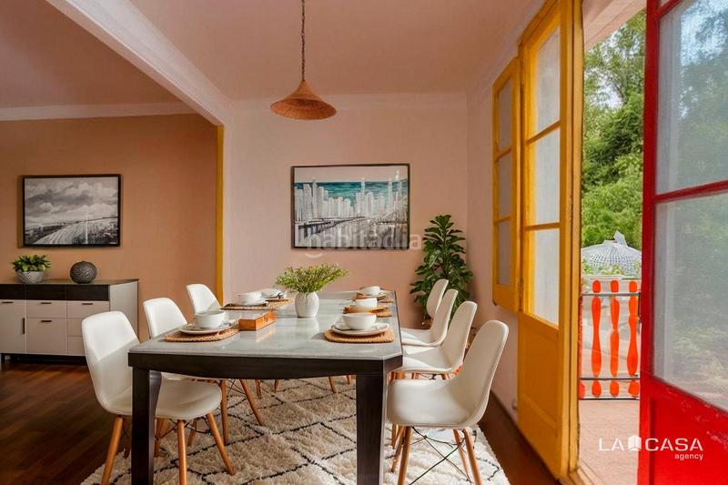 Foto eb72b27b-cea1-4a16-9a36-3ef8e9882f5f. Piso vivienda luminosa con balcón en edificio de época gran potencial de reforma en Barcelona