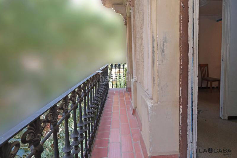 Foto f28fb45f-76fc-4f16-9ac1-822611c092c8. Piso vivienda luminosa con balcón en edificio de época gran potencial de reforma en Barcelona