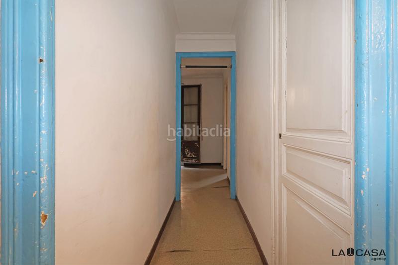 Foto f2fd7f45-4c96-49a4-9ff6-19922dc4c87f. Piso vivienda luminosa con balcón en edificio de época gran potencial de reforma en Barcelona