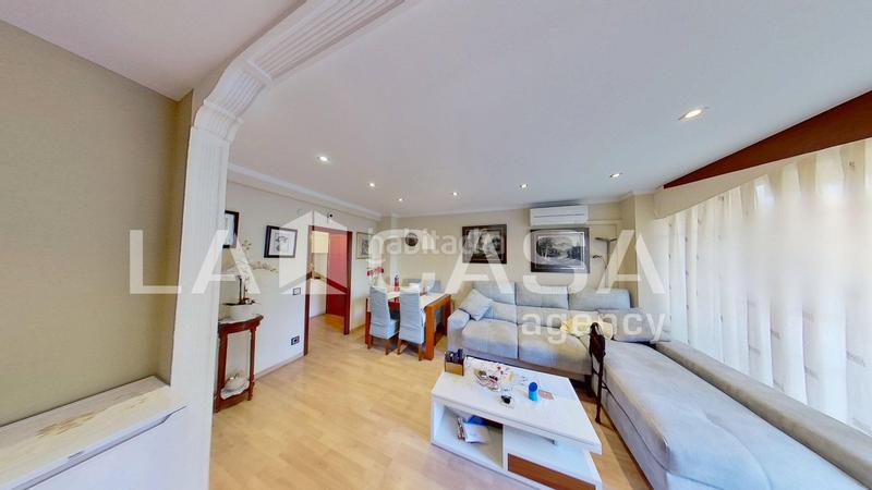 Foto 2e3bdf27-7f25-4d07-8e7c-64ce68656acd. Piso oportunidad, la casa agency presenta magnifico piso con balcón en sant martí!!! en Barcelona