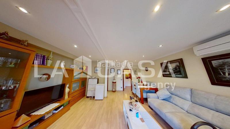 Foto c33b3da8-a460-4410-8f7c-f6cec39ae4e9. Piso oportunidad, la casa agency presenta magnifico piso con balcón en sant martí!!! en Barcelona