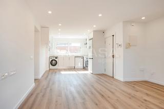 Dachwohnung in La Verneda - La Pau. Ático reformado a estrenar con balcón y ascensor en zona ambulat