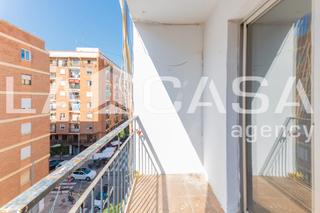 Pis a Barrio de Benimaclet. Luminoso piso con gran potencial en calle benicarló  valencia!