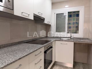 Pis  Carrer de camprodon. Piso exterior de 71 m2 reformado, con ascensor, 2 dormitorios, o