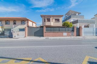 Xalet  Calle granada. Amplio chalet independiente de 323 m2 con piscina en la entrada