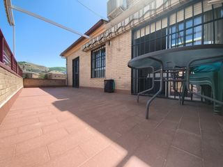 Alquiler Ático en San Francisco Javier. Ático exterior con terrazón en urbanización ajardinada justament