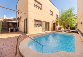 Chalet à Santa Fe. Amplio chalet con piscina en santa fe.