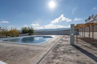 Casa en Ventas de Huelma. Casa independiente con piscina comunitaria, tenis y zonas ajardi