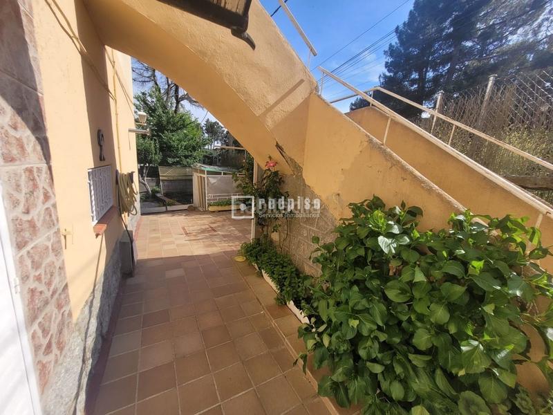 Foto fbb90323-77d7-4a9e-9c2e-8dbbabf170f9. Piso  bajo en el b de la estacion las navas del marques en Navas del Marqués (Las)