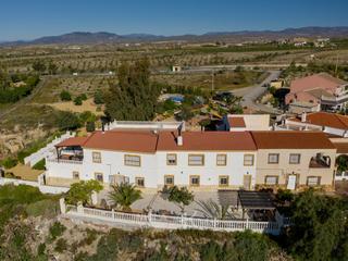 Masia a Albox. Cortijo con 5 apartamentos a las afueras de albox.