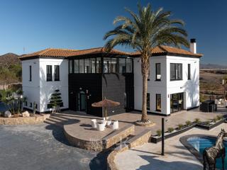 House  N/a. Villa de lujo con piscina en pilar de jarava almera