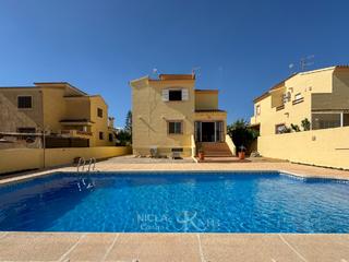 Xalet a Barrio algarrobina la. Villa con 5 dorm., piscina y sótano en la algarrobina
