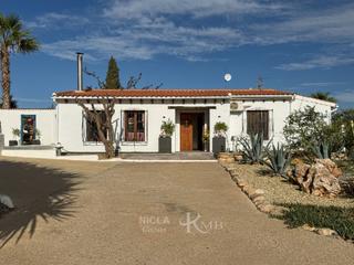 House  N/a. Casa de campo con piscina y garaje en antas almera