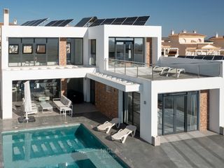 Casa  Calle olmos (hn). Villa moderna con 3 dormitorios, 3 baños y piscina en huerta nue