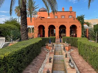 Maison à Camino cabuzana 23. Villa de estilo morisco con 3 dorm, 3 baños, piscina y jacuzzi e